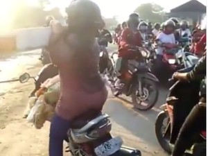 Viral Emak-emak Jatuh karena Pintu Perlintasan KA, Harus Sabar!