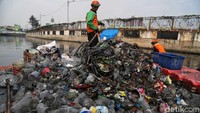 Gunungan sampah plastik yang diambil dari Kali Item.