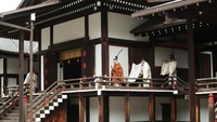 Kaisar Akihito nampak melakukan ritual yang dinamai Taiirei-Kashikodokoro-Omae-no-gi jelang prosesi pelepasan takhtanya yang akan dilakukan sore nanti. Japan Pool/Pool via Reuters.