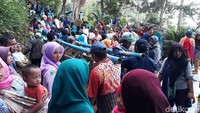 Warga berbondong-bondong untuk melaksanakan upacara adat nyadran.