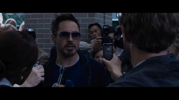 Iron Man 3 (2013) – Alcatel One Touch Idol. Di film ini Alcatel terindikasi jadi salah satu sponsor sehingga perangkatnya pun muncul, paling tidak dalam adegan Tony Stark dikerubungi pers dan kemudian mengancam Mandarin. (Foto: Via PhoneArena).  