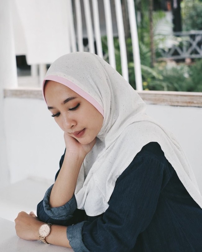 Bulan Ramadhan biasanya diramaikan oleh acara silaturahmi seperti buka puasa bersama dan pengajian. Ada pula kegiatan pesantren kilat yang biasanya diperuntukkan untuk anak-anak dan remaja. Seperti apa gaya hijab yang cocok untuk semua acara itu? Seperti apa pilihan gaya hijab untuk muslimah yang masih belajar berkerudung? Foto: Instagram