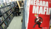 Buku-buku yang dijual di pasar ini lebih murah 30% dibanding tempat lain.