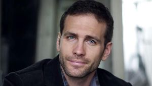 Potret Stuntman Tampan James Bond yang Bikin Netizen Gagal Fokus