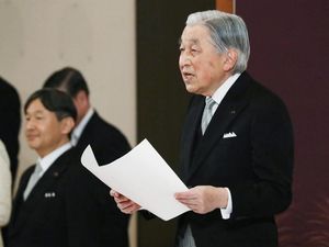 Video Kaisar Akihito Resmi Turun Takhta, Warga Ramai-ramai ke Istana