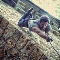 Dikabarkan Access Hollywood, Jean Rosseau menghabiskan waktu selama dua tahun hanya untuk berlatih judo, tinju, balap sepada BMX, skydiving, martial arts hingga motorcross. (Foto: Instagram/@jeancharlesrousseau)