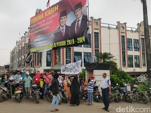 Video Relawan Ramai-ramai Jaga Baliho Prabowo-Sandi di Cileungsi