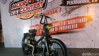 Lewat motor C50 garapannya, dia berhasil menyabet jawara regional Honda Modification Contest 2019 seri Pekanbaru untuk kelas All Stock and Advance < 2006. Foto: Ridwan Arifin
