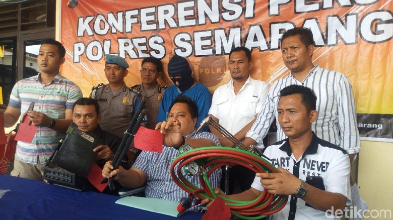 Polisi Ringkus Komplotan Pembobol ATM di Ungaran Semarang Polisi Ringkus Komplotan Pembobol ATM di Ungaran Semarang