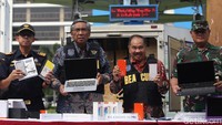 Barang bukti berupa ribuan barang elektronik ilegal turut ditampilkan dalam keterangan pers yang digelar di Kantor Pusat Bea Cukai tersebut.