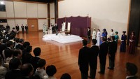 Sejumlah keluarga bangsawan dan pejabat pemerintahan turut hadir menyaksikan prosesi pelepasan tahkta Kaisar Akihito di Aula Pinus yang berada di Istana Kekaisaran Jepang, Tokyo.