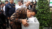 Selain itu, Anies pun menyebut pembangunan fasilitas air siap minum di Dukuh Atas bisa mendidik masyarakat untuk peduli terhadap lingkungan. Mereka akan mengurangi sampah plastik dengan membawa botol minum pribadi.