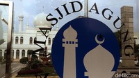 Salah satunya persiapan Masjid Agung Al Azhar, Jakarta Selatan, yang dilakukan oleh para pengurus untuk melayani jamaah yang ingin beribadah selama bulan Ramadan.