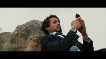Iron Man (2008) – LG VX9400. Di film ini Tony Stark terlihat berusaha mencari bantuan lewat perangkat ponsel LG. Disebutkan pula bahwa ponsel CDMA itu sebenarnya terkunci pada jaringan Verizon di AS. (Foto: Via PhoneArena).