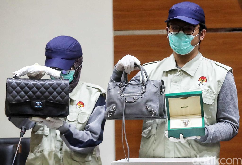 KPK menyita sejumlah barang mewah mulai dari tas, jam tangan, hingga perhiasan dalam operasi tangkap tangan (OTT) pada Bupati Talaud Sri Wahyumi Maria Manalip. Ini dia barang buktinya.