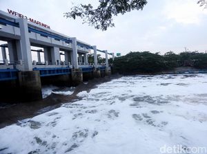 Duh! Air Kali di BKT Marunda Kembali Berbusa