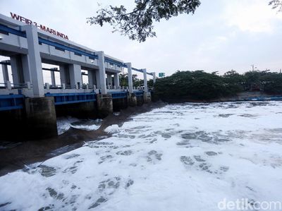 Duh! Air Kali di BKT Marunda Kembali Berbusa