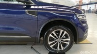 Secara strategis yang kami lakukan adalah ada dua grade luxury dan signature. Luxury itu tadinya tidak dipasarkan di Indonesia. Rp 543 juta Signature, Luxury Rp 447 juta on the road Jakarta, CBU dari Korea, ungkap COO Maxindo Renault Indonesia, Davy J Tulian melalui sambutan launching Renault Koleos di The Hangar Garuda Indonesia, Tangerang, Banten, Selasa (30/4/2019). Foto: Rizki Pratama/detikOto