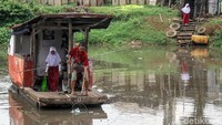 Pria asli Brebes itu bercerita bahwa dirinya telah menjadi penarik perahu eretan sejak era Soeharto.