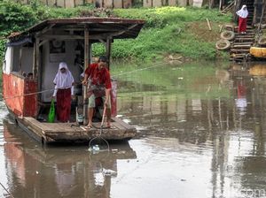 Potret Nahkoda Perahu Eretan dari Banjir Kanal Barat