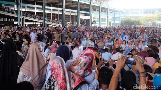 Kunjungi Pabrik Sepatu, Jokowi Makan Siang Bareng Pegawai