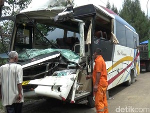 Rombongan Emak-emak PKK Kota Bandung Kecelakaan di Tol Cipularang