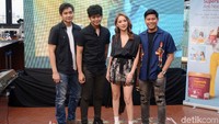BCL dibantu oleh Nino, Lale dan Iman dalam penggarapan lagu barunya, Memilih Dia. Pool/Ismail/detikFoto.