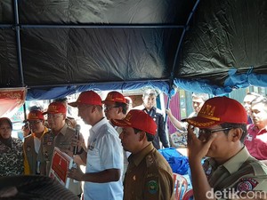 Tinjau Banjir Bengkulu, Mensos Serahkan Bantuan untuk Korban
