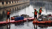 Menurut petugas dalam beberapa hari terakhir tidak ada busa di kali tersebut.