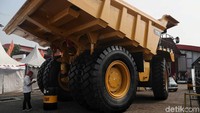 Truk ini didatangkan ke IIMS dengan cara disetir langsung dari gudang Trakindo di Cakung.