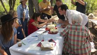 Josh merupakan sosok family man yang dekat dengan anak-anaknya. Perayaan ulang tahun anaknya, Trevor, makin meriah dengan acara tiup liin di atas kue. Foto: Instagram joshbrolin