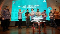 Ketua Umum Himpunan Pengusaha Muda Indonesia Jakarta Raya (HIPMI Jaya) Afifuddin Suhaeli Kalla memberikan penghargaan prestasi kepada pengurus saat perayaan Hari Ulang Tahun (HUT) Hipmi Jaya ke 45 bertema Rumah Kita Jaya di Jakarta, Selasa (30/4) malam. Foto: dok. HIPMI Jaya