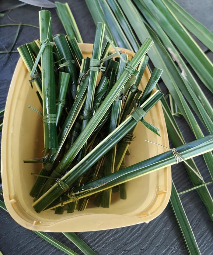 Ini Sedotan  Lukay yang Ramah  Lingkungan  dari Daun Kelapa