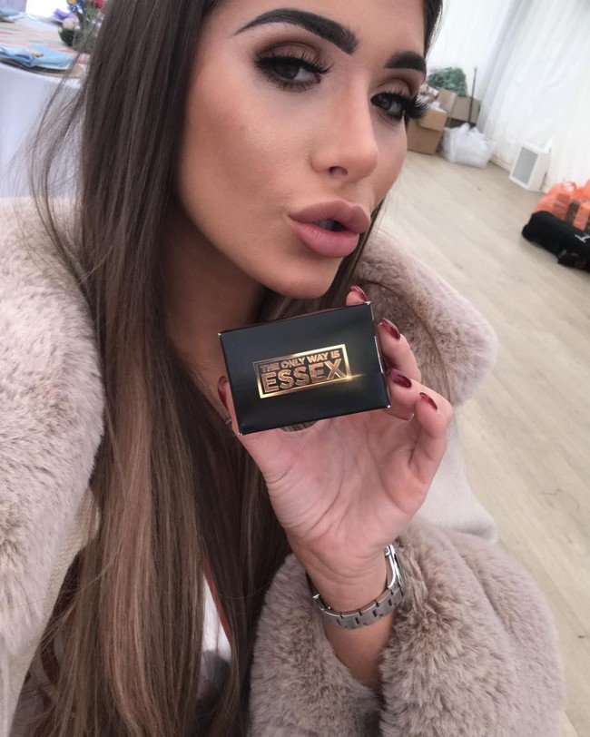 What have u done to your face babe.. the nose fillers are a noooooooo likes beautiful before now u look plastic, komentar netizen lainnya yang menyebut penampilannya terlihat plastik.  Foto: Instagram