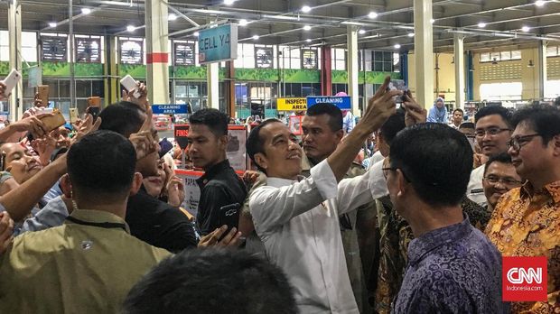 Jelang May Day Jokowi Makan Siang Bareng Buruh 'Nike'