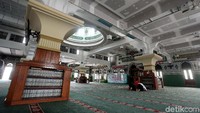 Mulai dari tempat berwudhu, kamar mandi, kebersihan tempat salat, sampai lapangan parkir untuk kendaraan jamaah.
