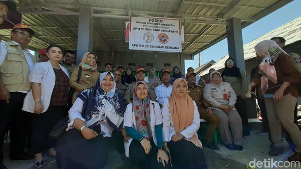 Tinjau Lokasi Banjir Bengkulu, Mensos Serahkan Bantuan untuk Korban