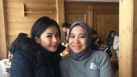 Kali ini Elvia menyambangi sebuah restoran di Utrecht, Belanda. Kala itu ia bersama salah satu sahabatnya yang memiliki zodiak sama yaitu gemini. Foto: Instagram elviacerolline