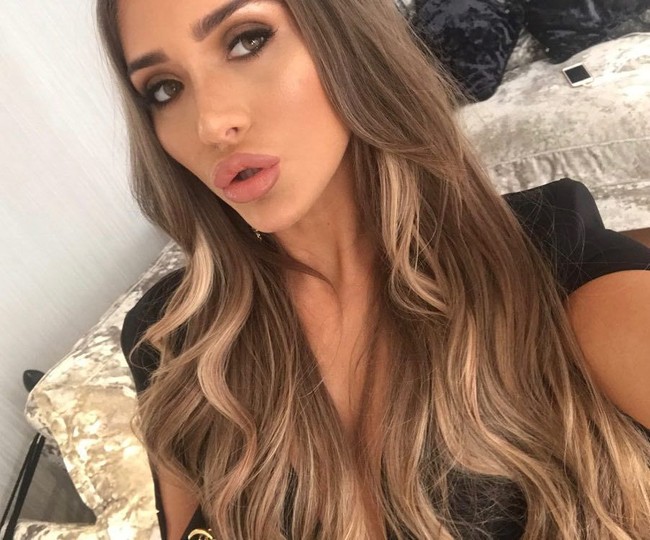 Netizen pun menghujat Chloe kebanyakan operasi plastik. Bibir tebal, kulit wajah kencang dengan alis yang tegas dan tinggi menjadi penampilan Chloe terkini.  Foto: Instagram