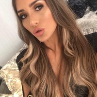 Netizen pun menghujat Chloe kebanyakan operasi plastik. Bibir tebal, kulit wajah kencang dengan alis yang tegas dan tinggi menjadi penampilan Chloe terkini.  Foto: Instagram