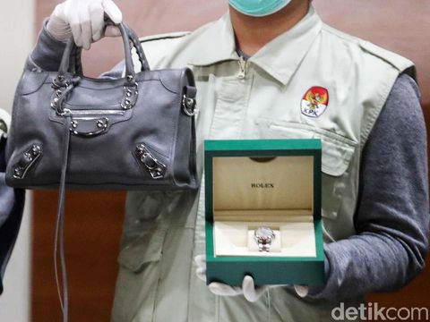 Intip Tas Chanel & Balenciaga, Barang Bukti Bupati Talaud yang Ditangkap KPK