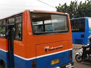 Polisi Kejar Sopir Metro Mini yang Tabrak Separator di Mampang