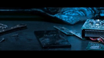 Spider-Man Homecoming (2017) - Sony Xperia. Film ini didistribusikan oleh Sony Pictures jadi tak heran jika smartphone Xperia pun eksis di sejumlah adegan. Mulai dari Peter Parker nonton YouTube atau menggunakannya sebagai cermin. (Foto: Via PhoneArena).