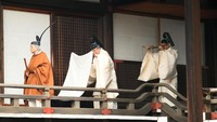 Proses pelepasan takhta itu pun akan dihadiri oleh para bangsawan kekaisaran sambil membawa Tiga Harta Suci, yaitu sebilah pedang, perhiasan, dan cermin yang merupakan simbol kekuasaan berdasarkan mitologi kuno. Kyodo via Reuters.