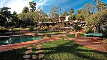 8. Rumah di Hollywood: Layaknya selebriti, Bezos punya mansion bergaya Spanyol di Beverly Hills, California. Saking luasnya, rumah itu punya 7 kamar mandi, 7 kamar tidur, lapangan tenis, empat air mancur, garasi untuk 6 mobil dan lain-lain. Foto: istimewa