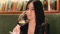 Kabar kedekatan Billy Syahputra dengan model cantik Elvia Cerrolline makin santer terdengar. Inilah sosok Elvia. Foto: Instagram elviacerolline