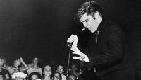 Dan yang epic adalah fotonya kala menyaksikan konser Elvis dan membawa kamera. Dok. Instagram/floraborsiofficial