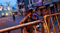 Untuk menjaga keamanan tersebut pemerintah pun mengambil langkah melarang penggunaan cadar bagi perempuan Muslim di tempat umum. Penjagaan di sejumlah tempat pun terus dilakukan di wilayah Sri Lanka. Danish Siddiqui/Reuters.
