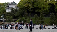 Warga berdatangan ke Istana Kekaisaran Tokyo. REUTERS/Kim Kyung-hoon.