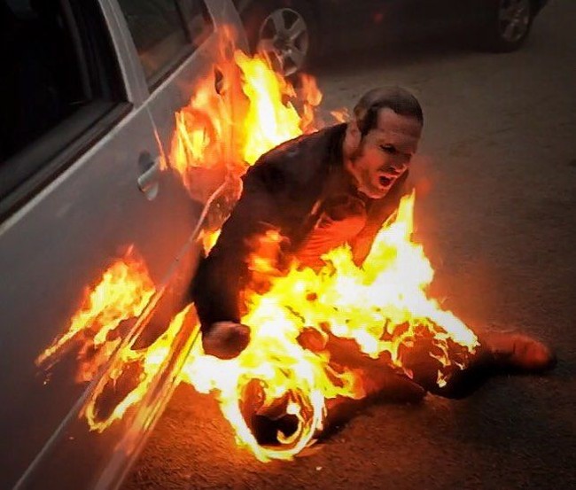 Sebagai stuntman, Rosseau terbiasa melakukan aksi yang membahayakan. Salah satunya membiarkan tubuhnya dibakar hidup-hidup. (Foto: Instagram/@jeancharlesrousseau)